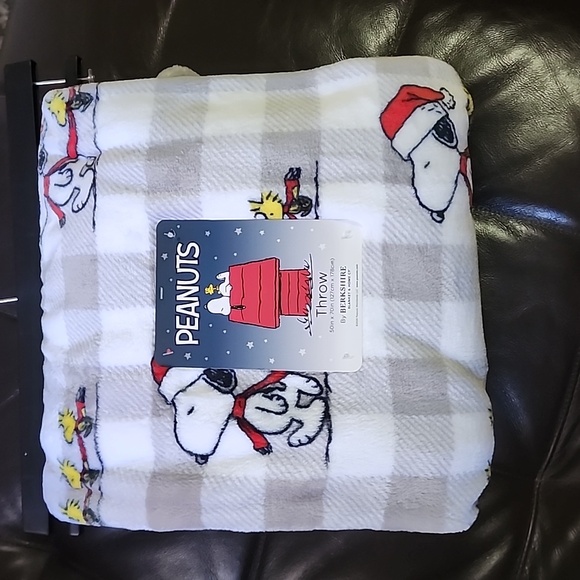 Brand new Berkshire Peanuts Snoopy Grey  Holiday Blanket - Picture 1 of 8